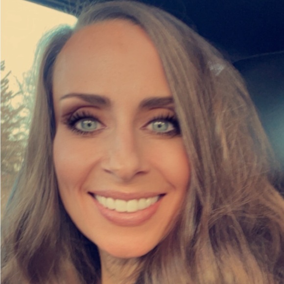 Meet your Posher, Lauren - Picture 1 of 2